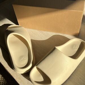 Yeezy Slides (Bone)